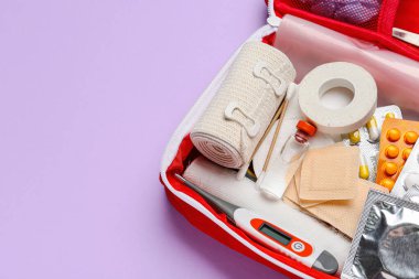 Renk arkaplanı üzerine ilk yardım kiti, kapat