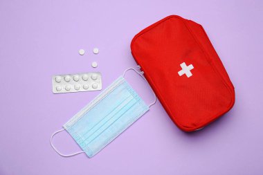 Renk arkaplanı üzerine ilk yardım çantası