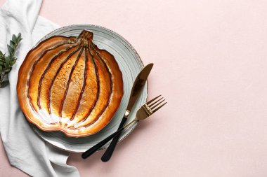 Renkli arka planda Şükran Günü kutlaması için güzel bir masa.