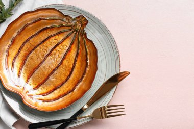 Renkli arka planda Şükran Günü kutlaması için güzel bir masa.