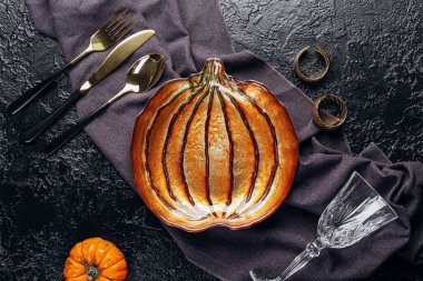 Karanlık arka planda Şükran Günü kutlaması için güzel bir masa.