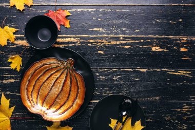 Karanlık ahşap arka planda Şükran Günü kutlaması için güzel bir masa.