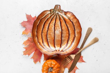 Beyaz arka planda Şükran Günü kutlaması için güzel bir masa.