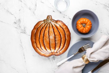 Beyaz arka planda Şükran Günü kutlaması için güzel bir masa.