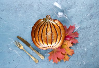 Renkli arka planda Şükran Günü kutlaması için güzel bir masa.