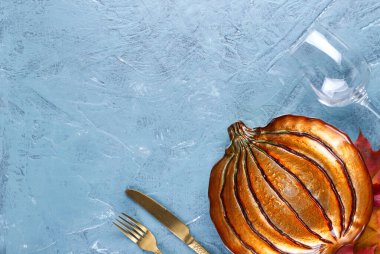 Renkli arka planda Şükran Günü kutlaması için güzel bir masa.