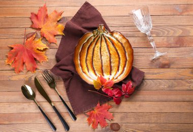 Tahta arka planda Şükran Günü kutlaması için güzel bir masa.