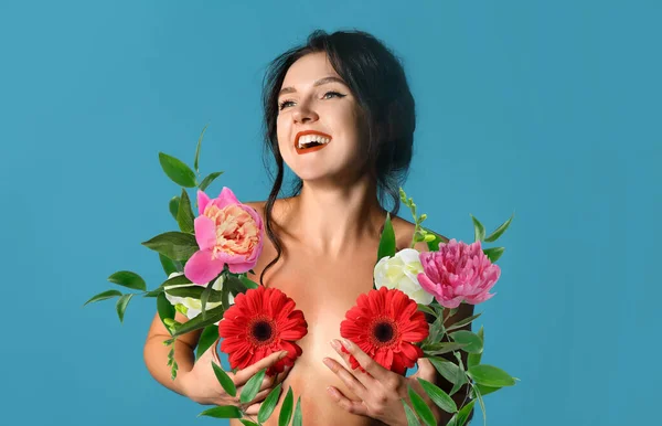 Sexy Młoda Kobieta Pięknymi Kwiatami Tle Koloru — Zdjęcie stockowe