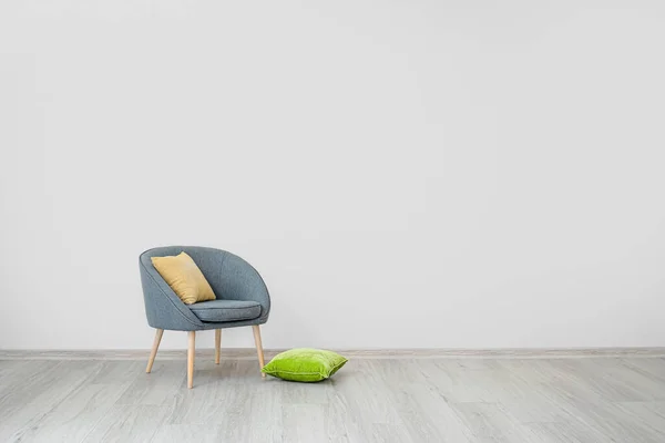 Stilvoller Sessel Mit Kissen Der Nähe Der Hellen Wand Zimmer — Stockfoto