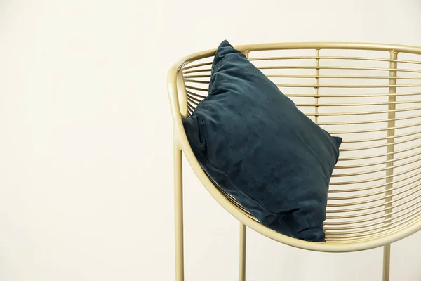 房间里靠光墙边有枕头的时髦扶手椅 — 图库照片