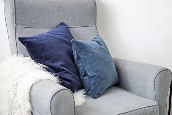 Fauteuil Élégant Avec Oreillers Dans Chambre — Photo