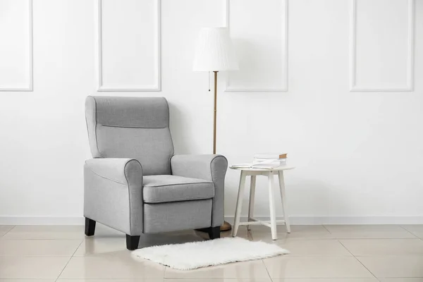 Stilvoller Sessel Mit Tisch Büchern Und Lampe Der Lichtwand Zimmer — Stockfoto