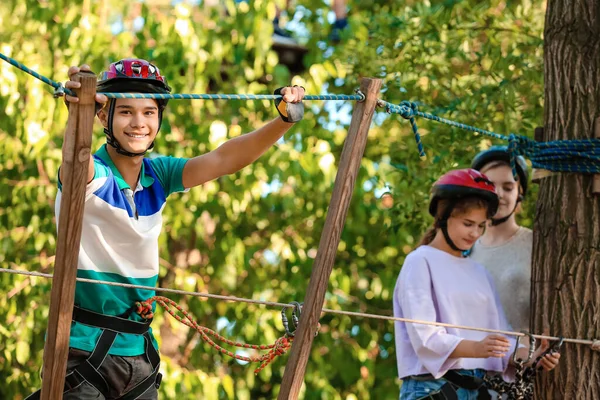 Teenage Boy Climbing Adventure Park — Stock Photo, Image