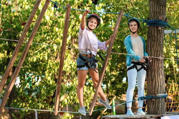 Adolescentes Escalando Parque Aventura — Fotografia de Stock