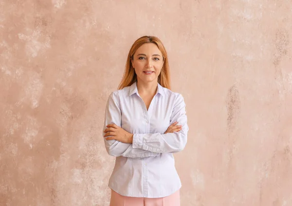 Portret Van Volwassen Vrouw Kleur Achtergrond — Stockfoto