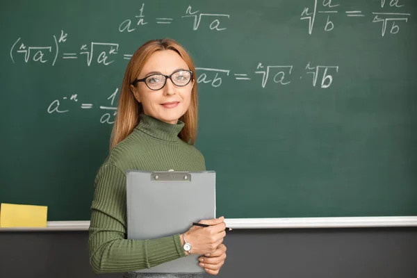 Зрелая Учительница Математики Возле Классной Доски — стоковое фото