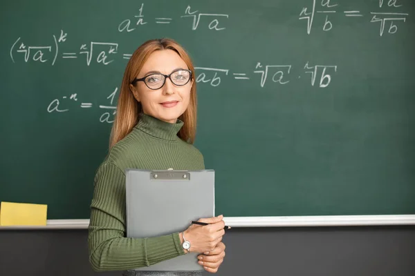 Maduro Professor Matemática Perto Quadro Negro Sala Aula — Fotografia de Stock