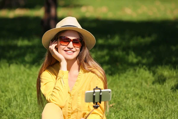 Piękna Młoda Kobieta Robi Selfie Parku — Zdjęcie stockowe