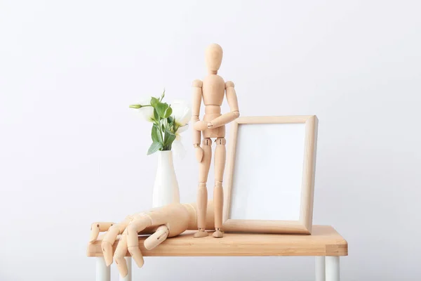 Wooden Mannequin Hand Photo Frame Bouquet Flowers Table — Fotografia de Stock