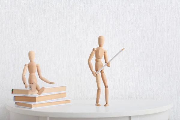 Wooden Mannequins Books Table Room — Stock Photo, Image