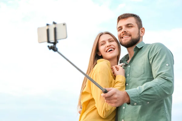 Młoda Para Biorąc Selfie Zewnątrz — Zdjęcie stockowe