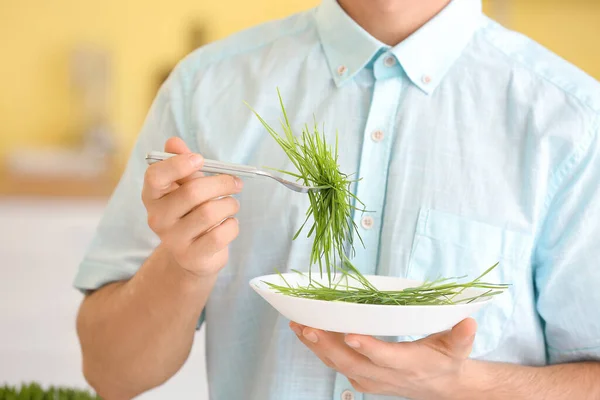 Young Man Eating Wheatgrass Home Closeup — Foto de Stock