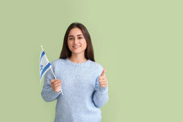 Ung Kvinna Med Flagga Israel Visar Tummen Upp Färg Bakgrund — Stockfoto