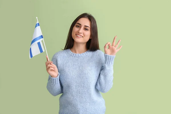 Νεαρή Γυναίκα Σημαία Του Ισραήλ Δείχνει Στο Φόντο Χρώμα — Φωτογραφία Αρχείου