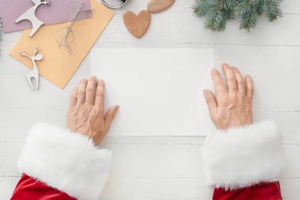 Papai Noel Com Letra Vazia Mesa — Fotografia de Stock