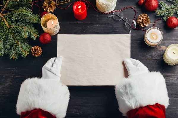 Santa Claus Con Carta Vacía Mesa — Foto de Stock