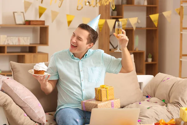 Joven Celebrando Cumpleaños Casa Debido Epidemia Coronavirus — Foto de Stock