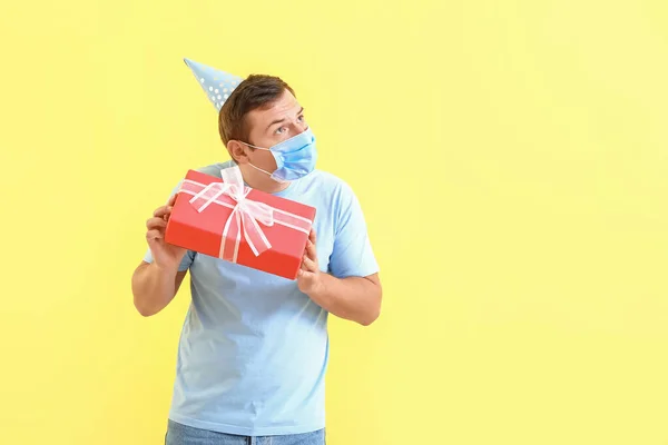 Young Man Medical Mask Birthday Gift Color Background — Stock Photo, Image