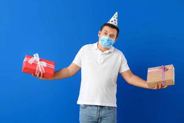 Молодой Человек Медицинской Маске Подарками День Рождения Цветном Фоне — стоковое фото