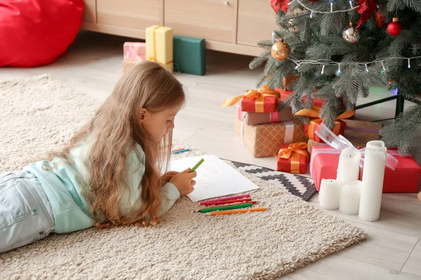 Nettes Kleines Mädchen Schreibt Heiligabend Brief Den Weihnachtsmann Hause — Stockfoto