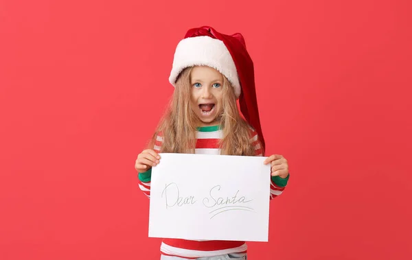 Kleines Mädchen Mit Brief Den Weihnachtsmann Auf Farbigem Hintergrund — Stockfoto