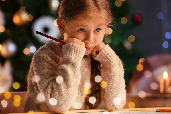 Nettes Kleines Mädchen Schreibt Heiligabend Brief Den Weihnachtsmann Hause — Stockfoto