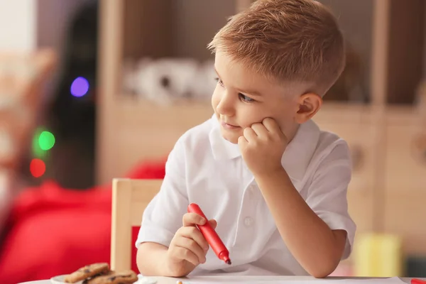 Cute Little Boy Piśmie List Mikołaja Domu Wigilię — Zdjęcie stockowe