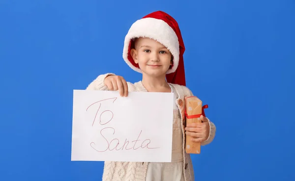 Liten Pojke Med Julklapp Och Brev Till Santa Färg Bakgrund — Stockfoto