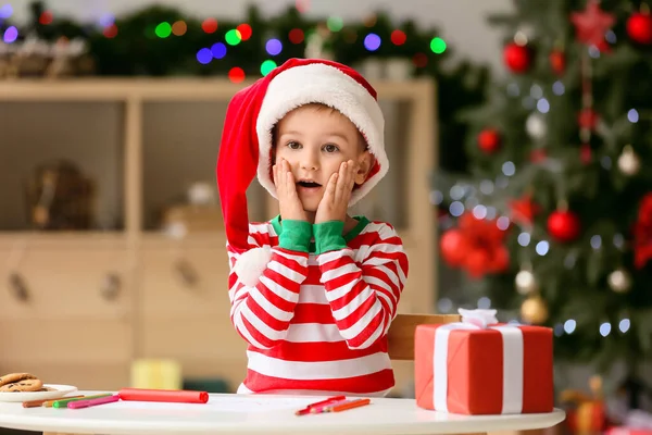 Netter Kleiner Junge Mit Weihnachtsmütze Hause Heiligabend — Stockfoto
