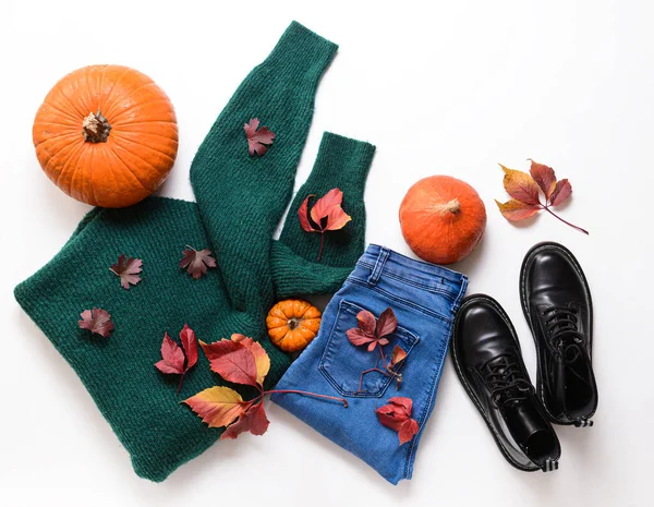 Herbst Komposition Mit Stilvoller Kleidung Und Kürbissen Auf Weißem Hintergrund — Stockfoto