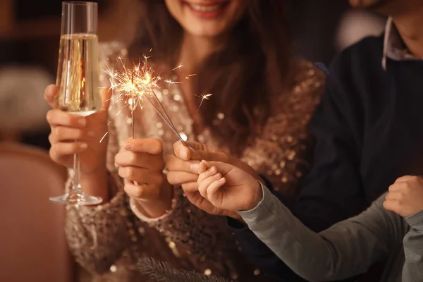 Familia Feliz Con Bengalas Champán Celebrando Navidad Casa — Foto de Stock