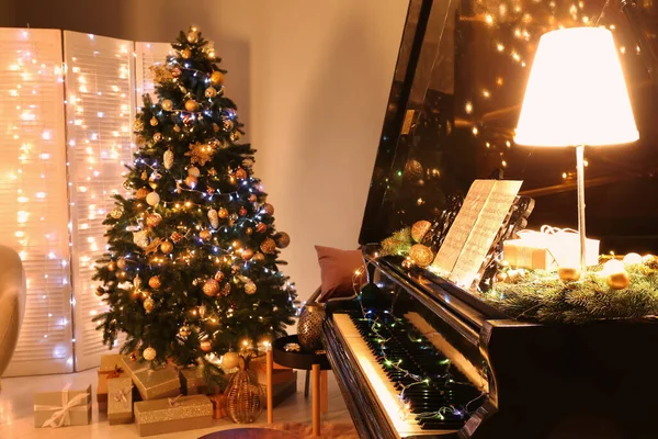 Interiér Pokoje Klavírem Zdobený Vánocům — Stock fotografie