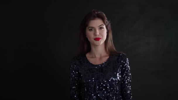 Schöne Junge Frau Mit Kreditkarten Auf Dunklem Hintergrund Black Friday — Stockvideo