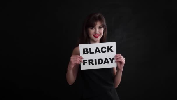 Glad Ung Kvinna Som Håller Papper Med Texten Black Friday — Stockvideo