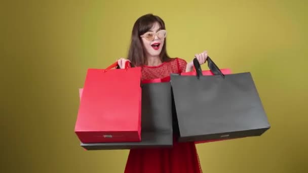 Щаслива Молода Жінка Сумками Кольоровому Тлі Продаж Чорної Ятниці — стокове відео