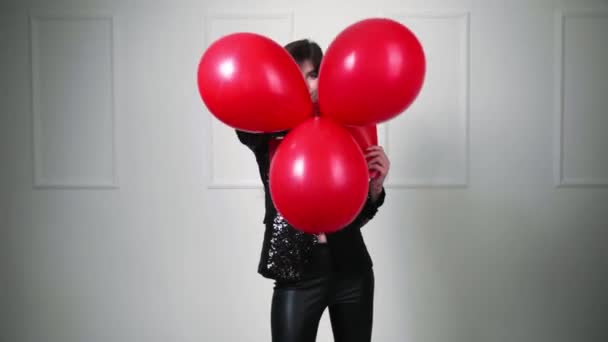Schöne Junge Frau Mit Luftballons Und Papier Mit Text Zum — Stockvideo