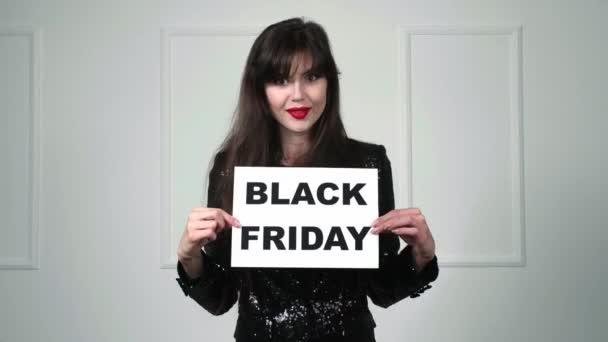 Podekscytowana Młoda Kobieta Trzyma Papier Tekstem Black Friday Jasnym Tle — Wideo stockowe