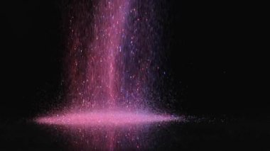 Koyu arkaplan üzerine renkli parıltılar dökülüyor.