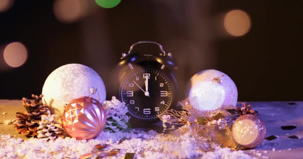 友人のテーブルの上の目覚まし時計は自宅で新年を祝う — ストック動画