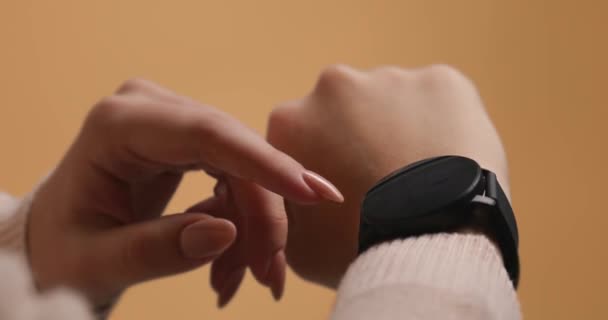 Mains Femme Avec Montre Intelligente Gros Plan — Video